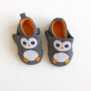 H&M gray penguin soft sole shoes EUC 1-2 months